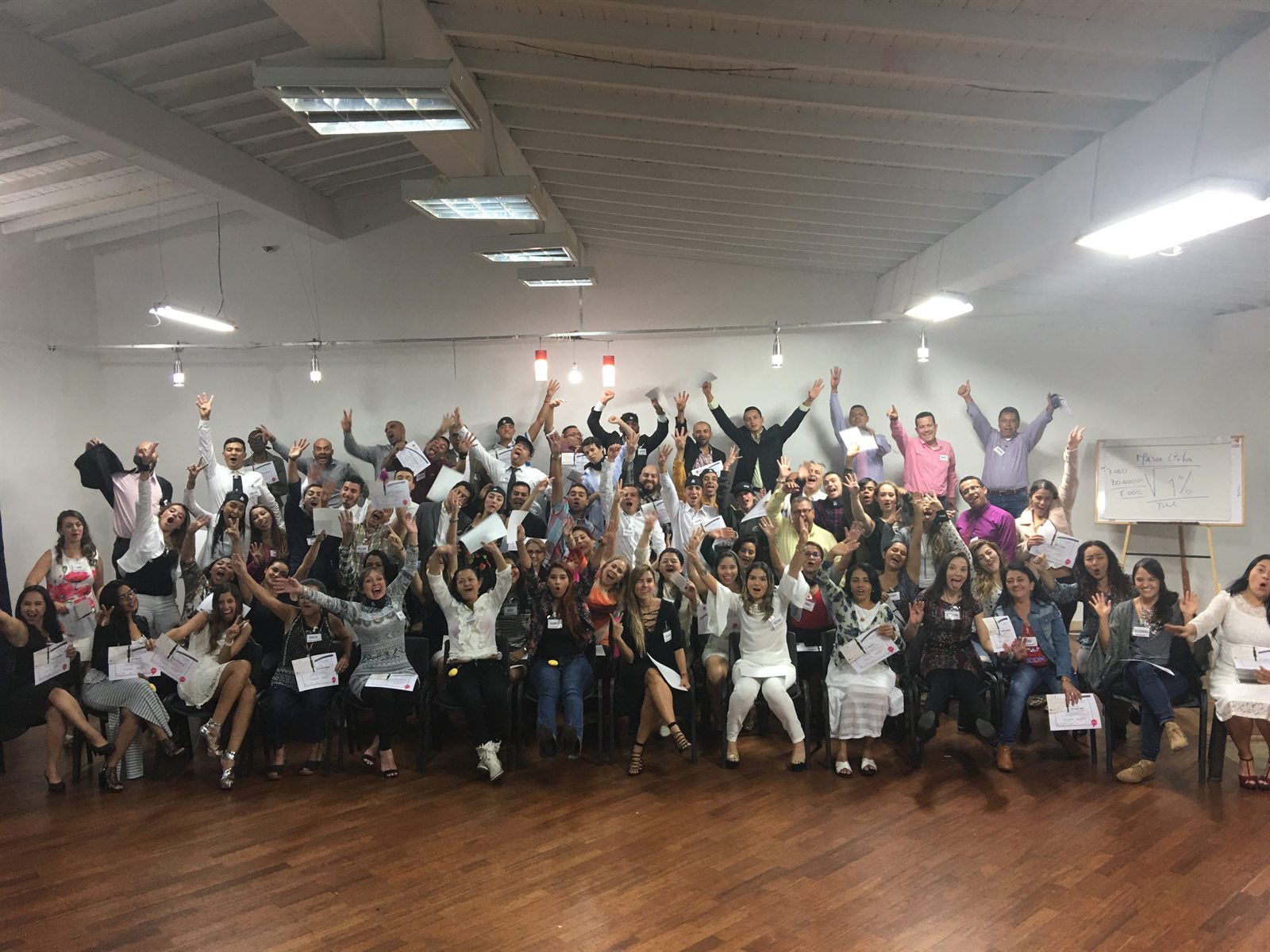 Grupo de personas reunidas en un salón durante un encuentro institucional