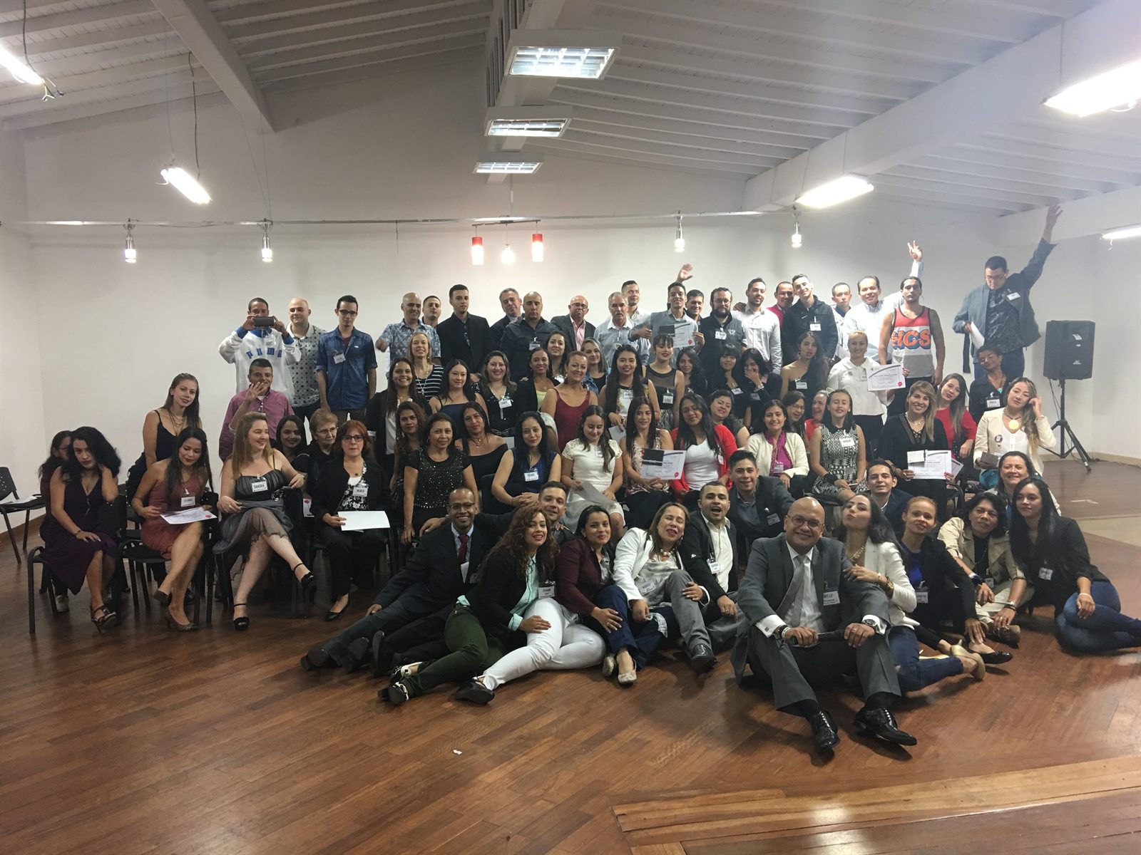 Grupo amplio de personas reunidas en un salón