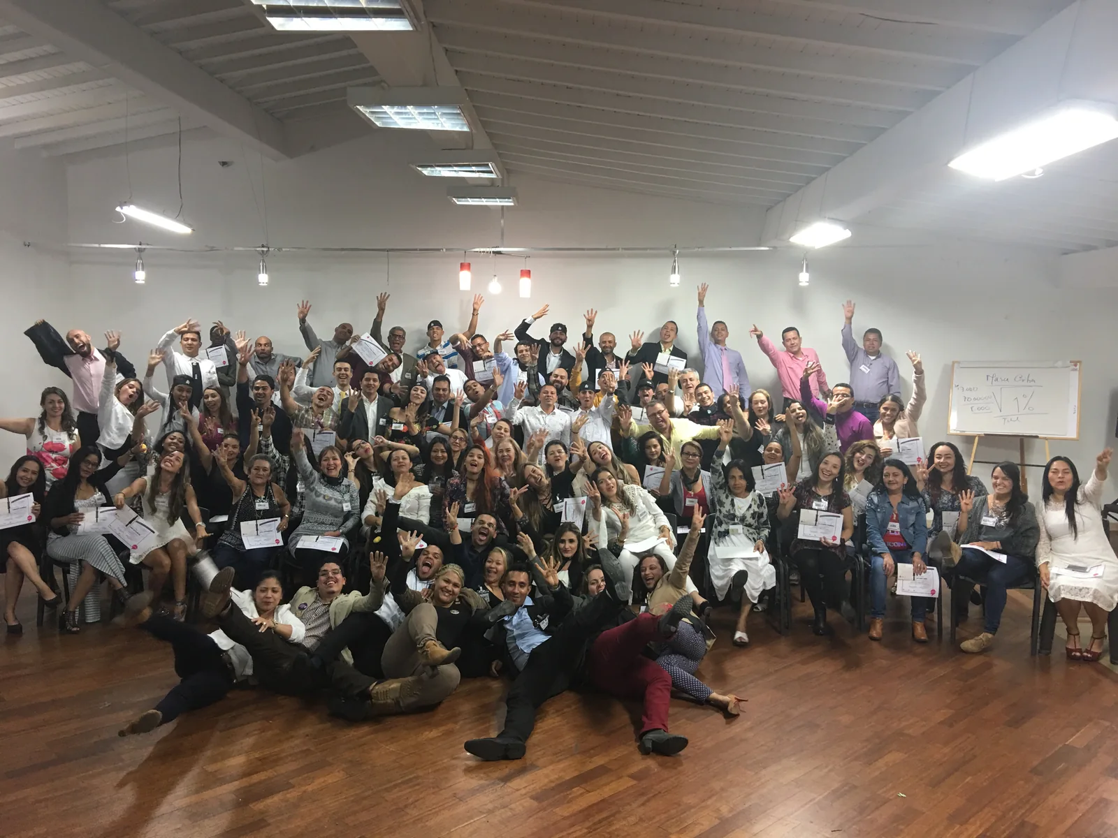 Personas adultas reunidas en una sala durante un encuentro institucional