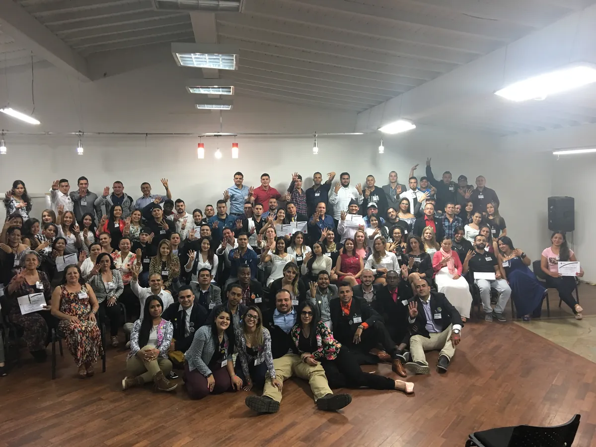 Grupo de personas adultas reunidas en un salón