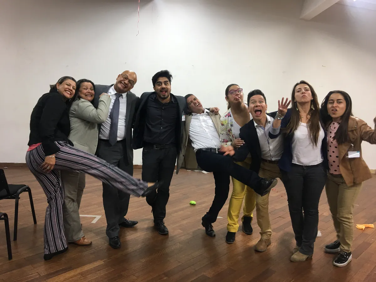 Personas adultas participando en una dinámica grupal en una sala