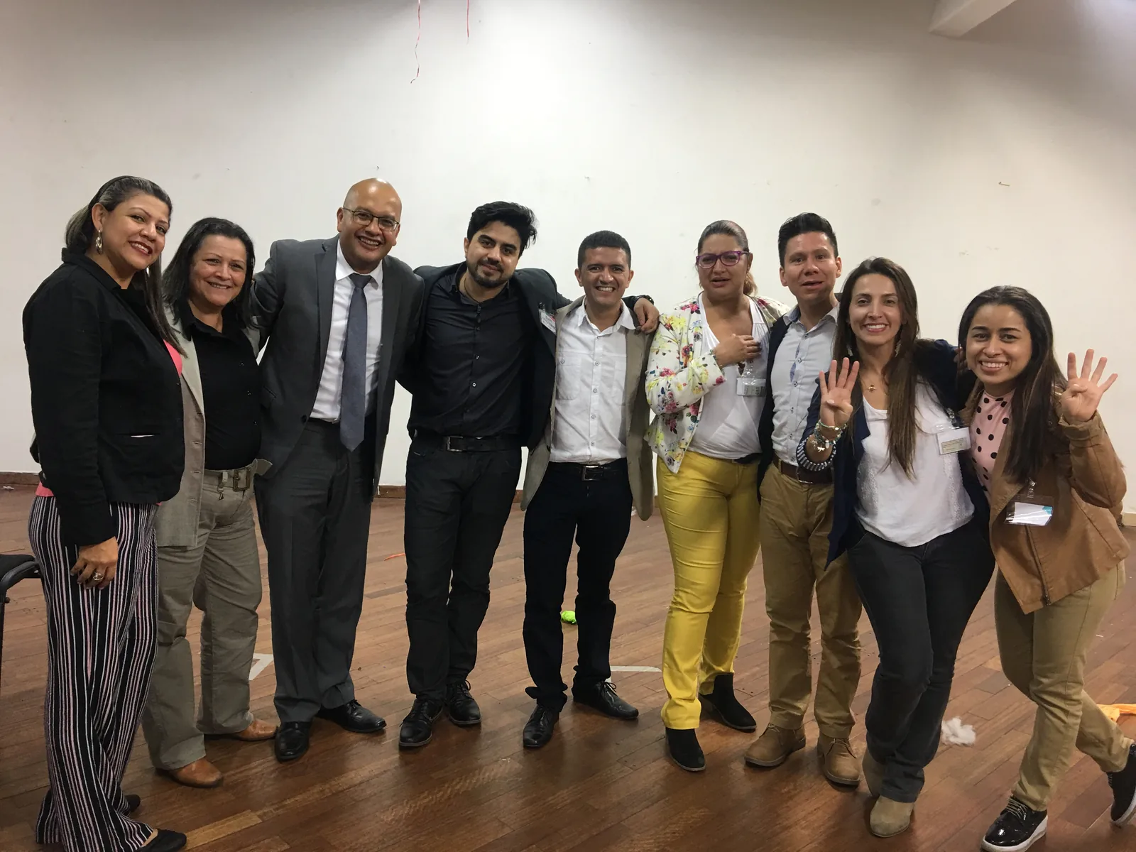 Grupo de personas adultas reunidas en una sala de formación