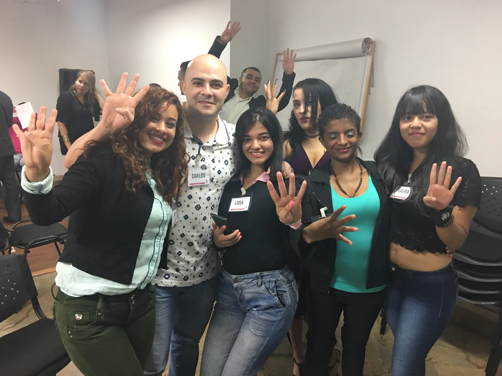 Grupo de personas adultas reunidas en una sala de formación