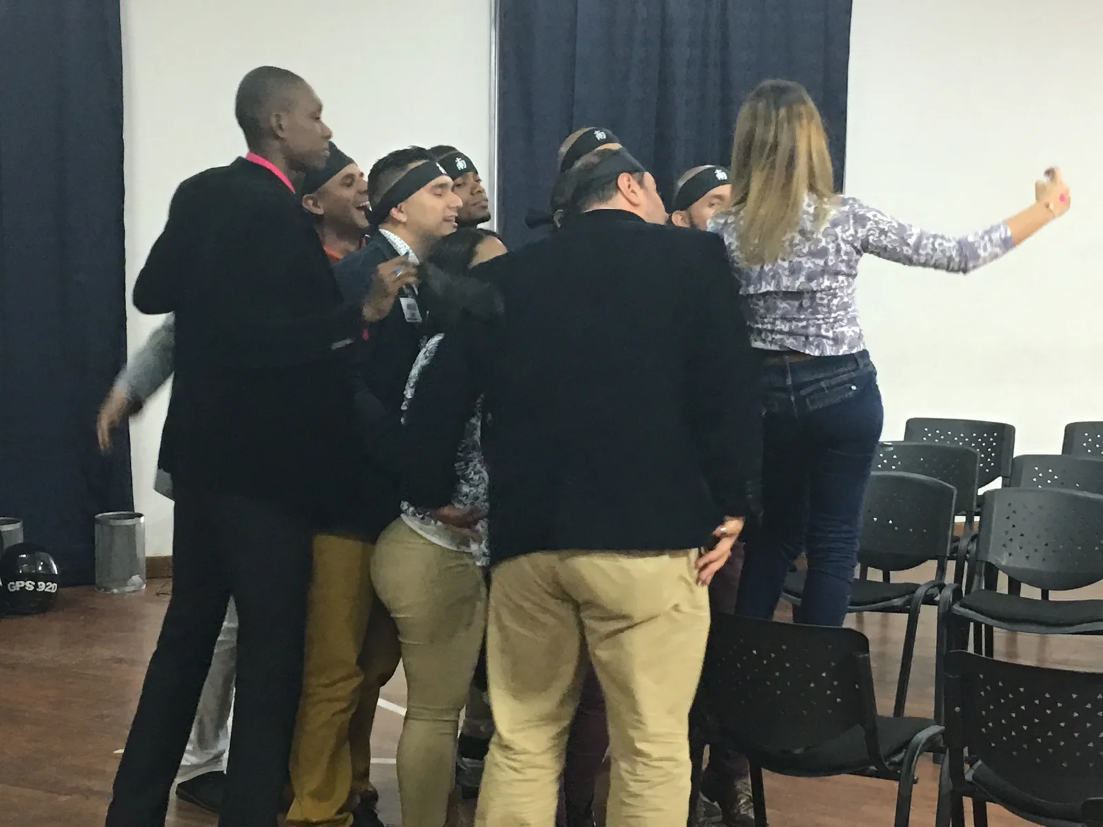 Personas adultas participando juntas en una actividad dentro de una sala