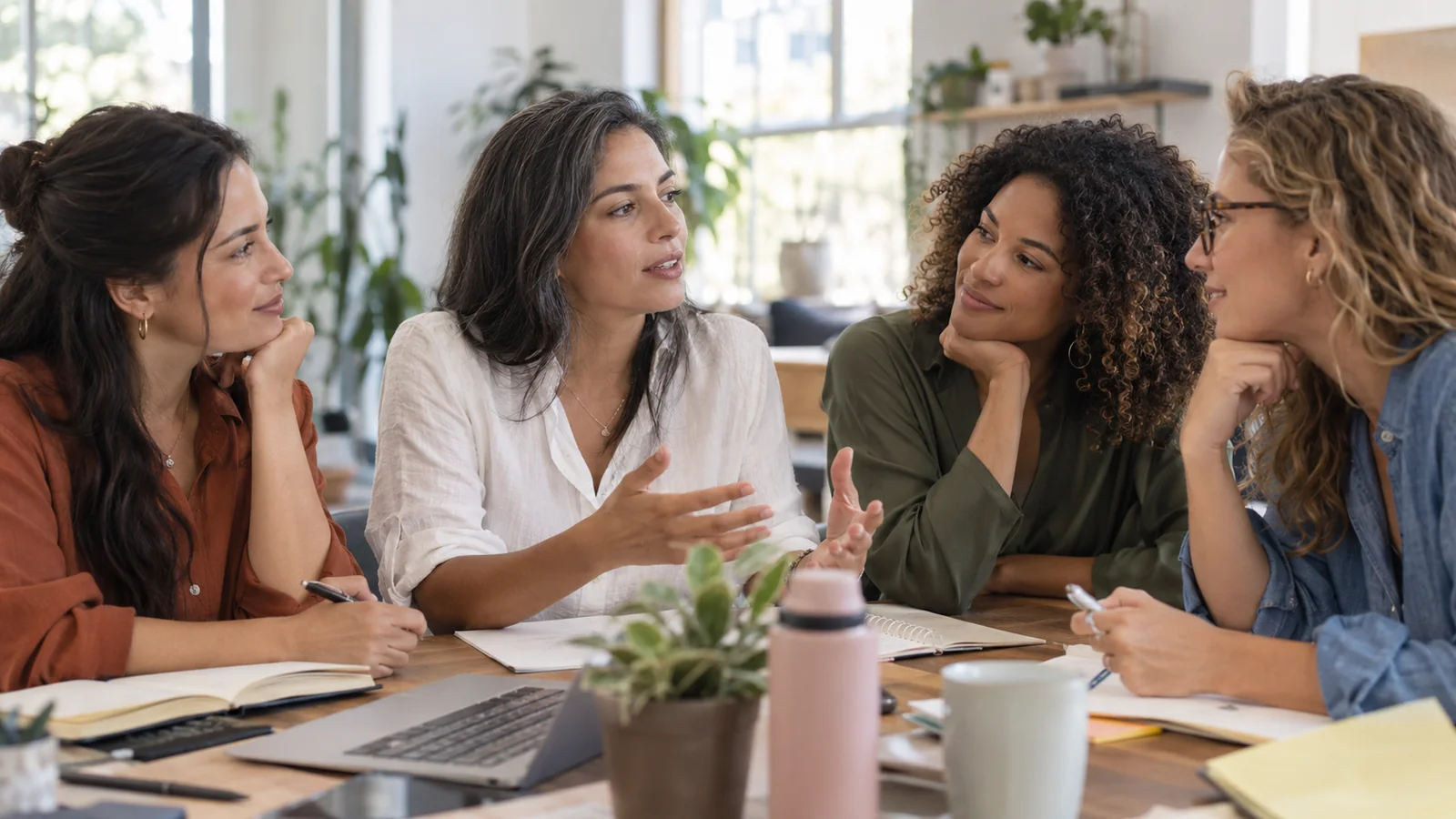 Ilustración de mujeres adultas conversando en un espacio de formación