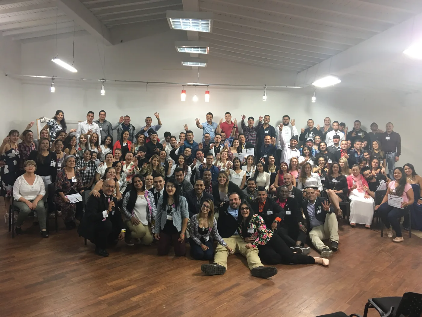 Personas adultas reunidas durante un encuentro grupal