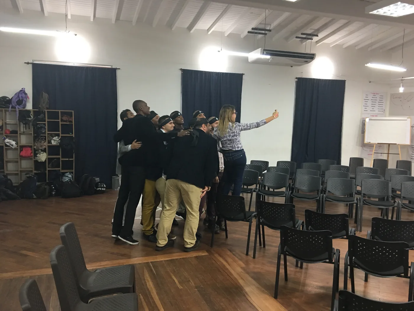 Personas adultas participando en una actividad formativa en una sala